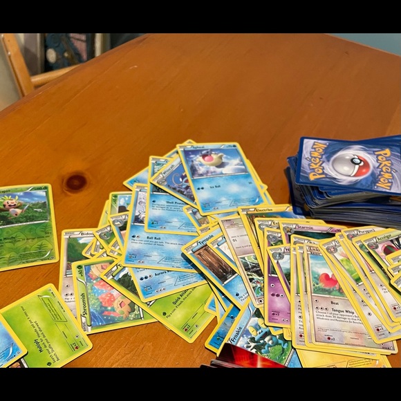 239 assorted Pokémon trading cards. - Picture 4 of 7